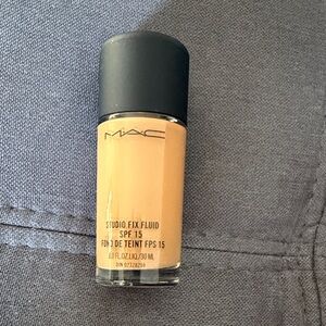 Brand new MAC Cosmetics Studio Fix Fluid SPF 15 Foundation - C8